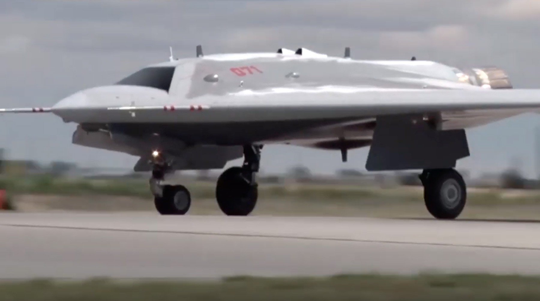 Dailystorm - Появилось видео испытаний боевого беспилотника «Охотник» в паре с Су-30СМ