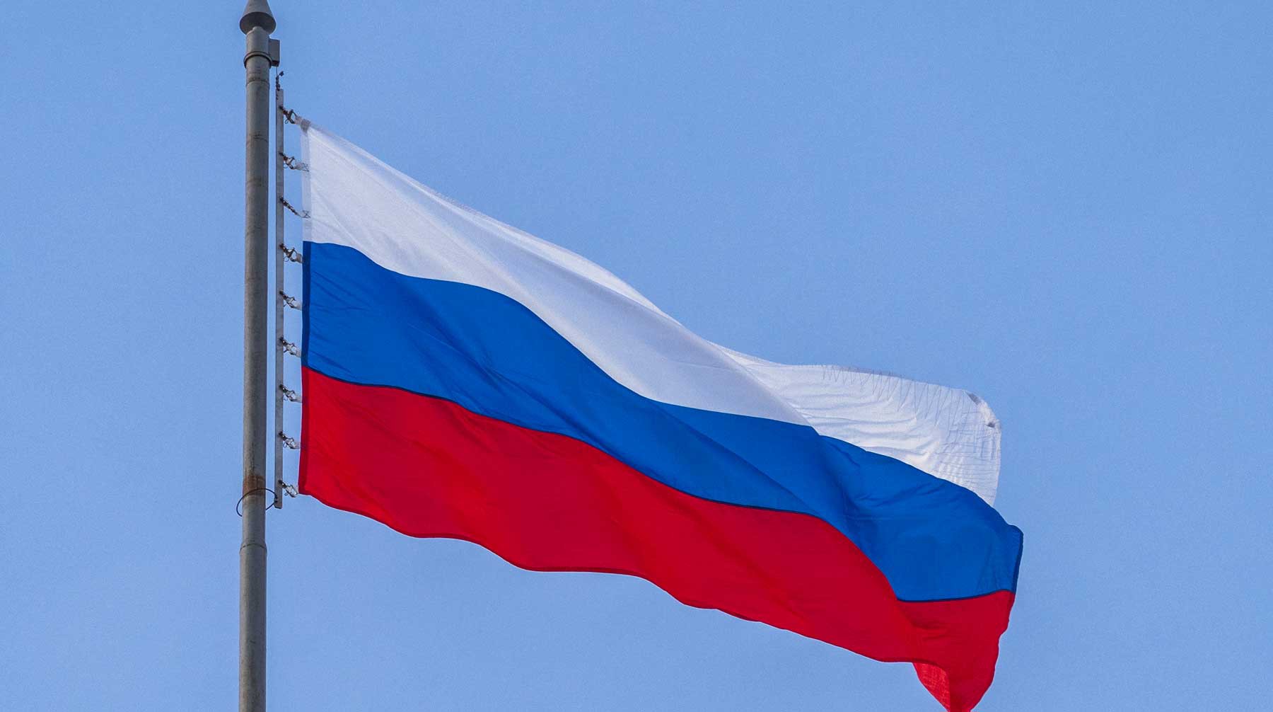 Dailystorm - Google после предупреждений удалил ролик с оскорблением флага России