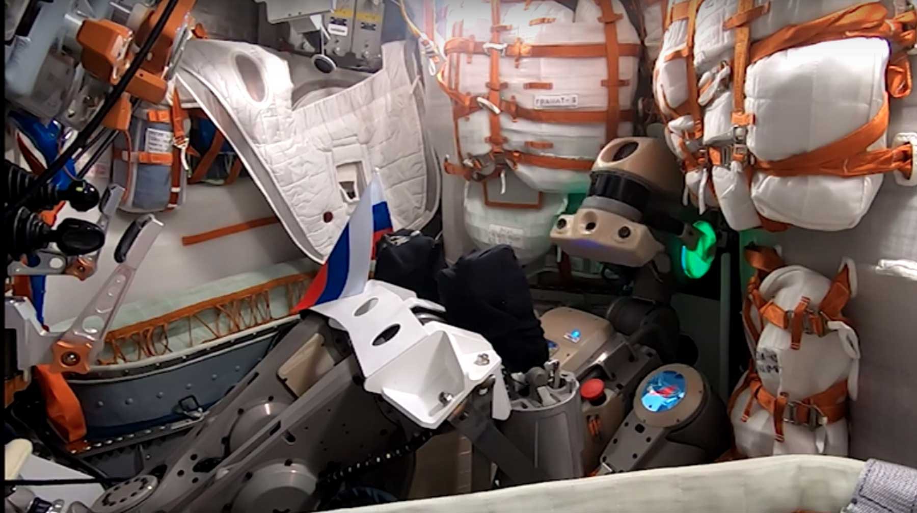Dailystorm - Робот «Федор» из космоса поздравил россиян с Днем государственного флага