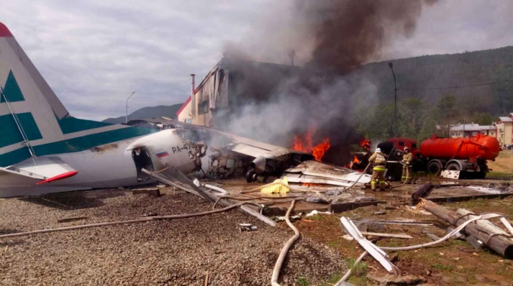 Два члена команды самолета погибли при посадке, однако всех пассажиров удалось спасти Фото: © GLOBAL LOOK press / 03.mchs.gov.ru