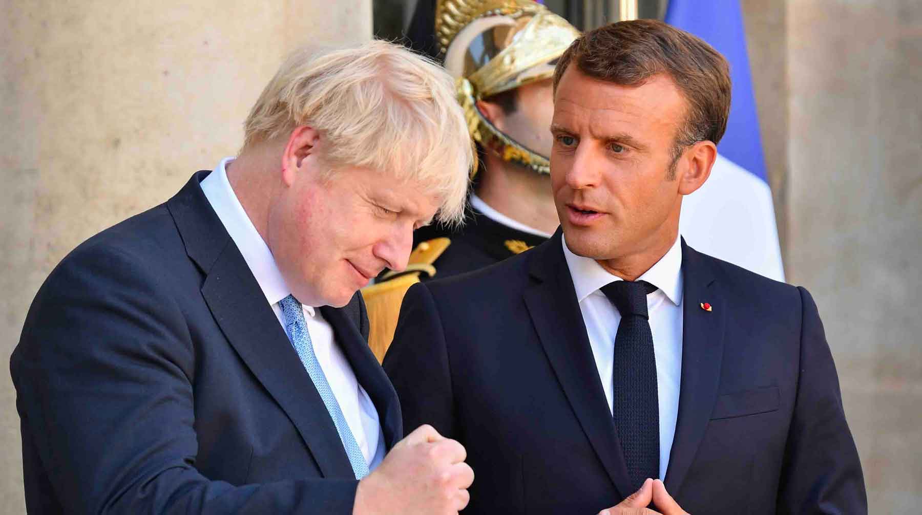 СМИ, в свою очередь, пытаются объяснить поступок британского премьера шуткой Фото: © GLOBAL LOOK press / Julien Mattia