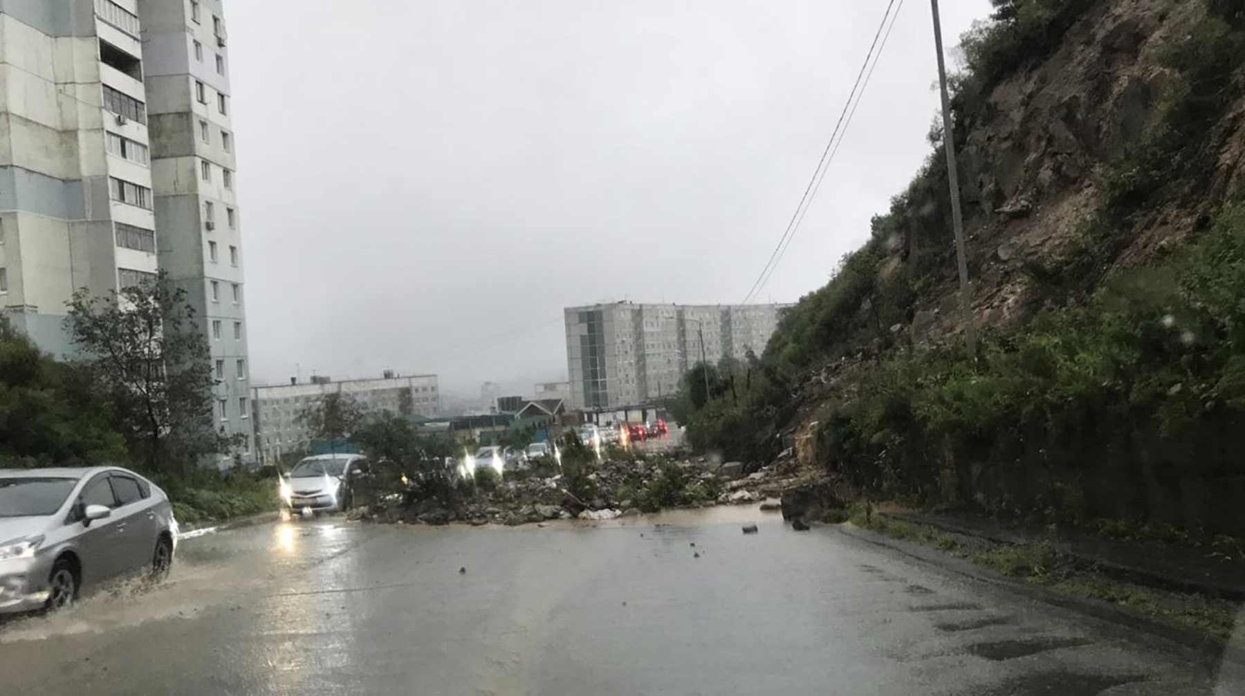 Дорожные службы столицы Приморья приступили к ликвидации последствий стихии сразу после начала непогоды Фото: © twitter / Сахалин