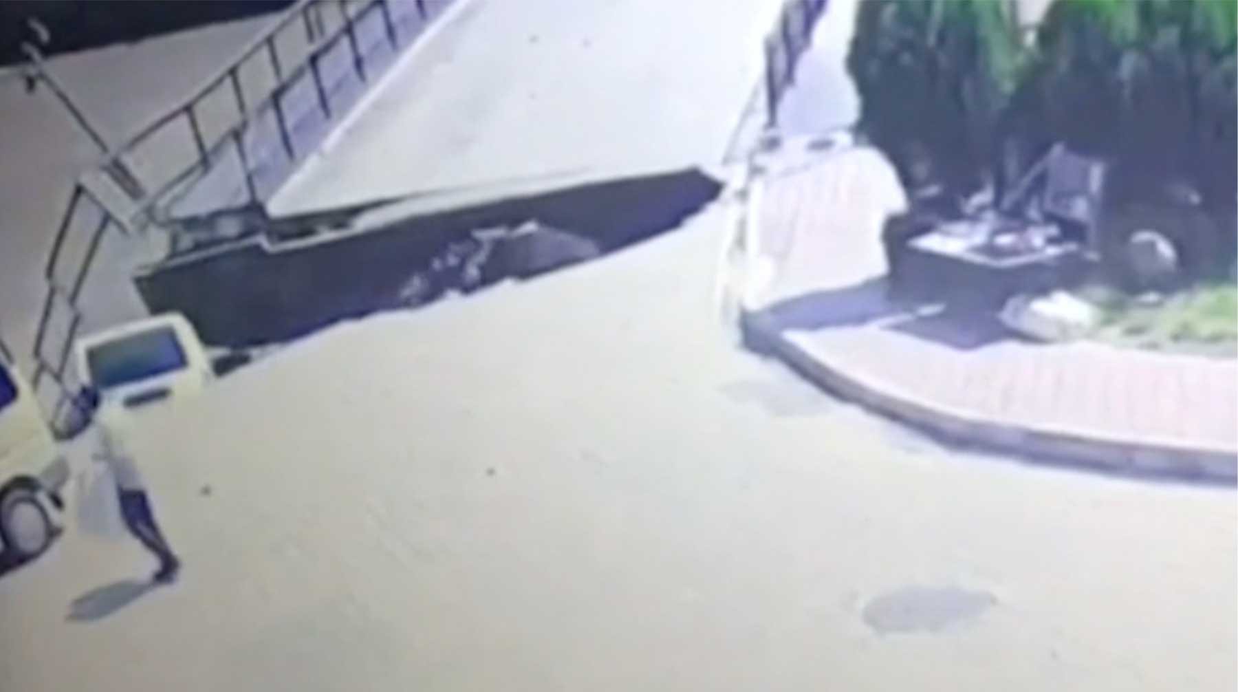 Dailystorm - В Турции обрушился мост с пешеходами — видео