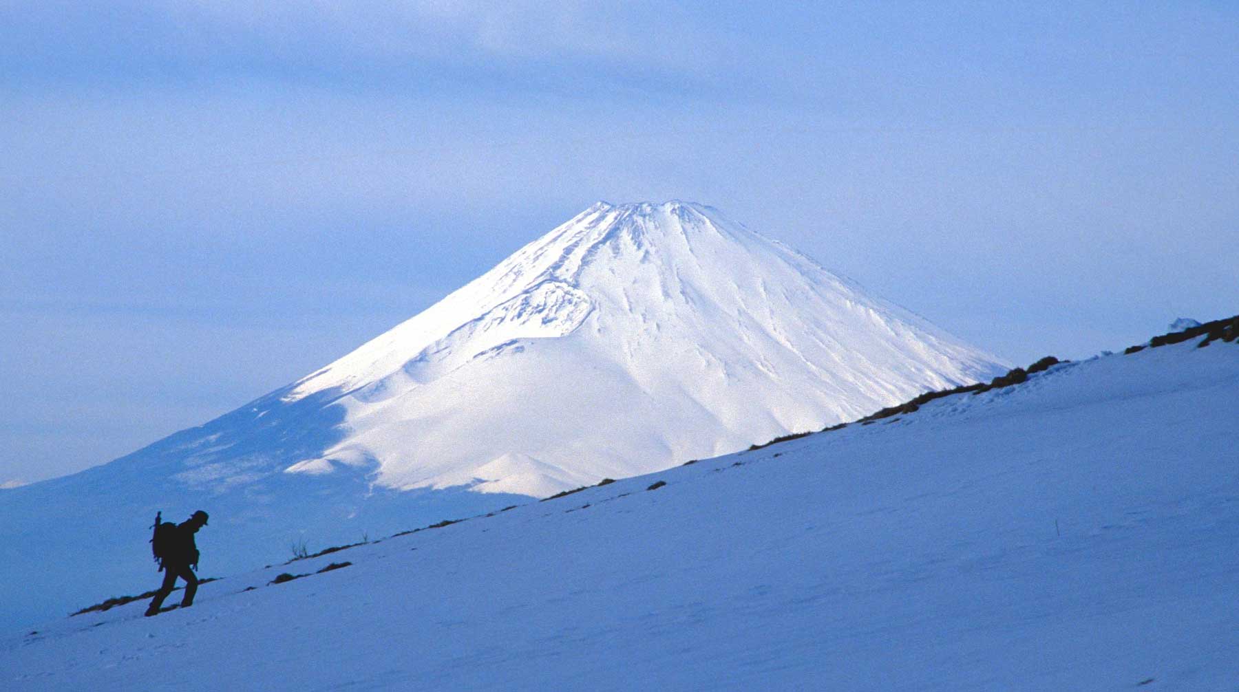 Утром 26 августа в результате падения камня с горы погибла 29-летняя россиянка при попытке подняться на вершину вулкана Фудзияма Фото: © GLOBAL LOOK press / Serguei Fomine