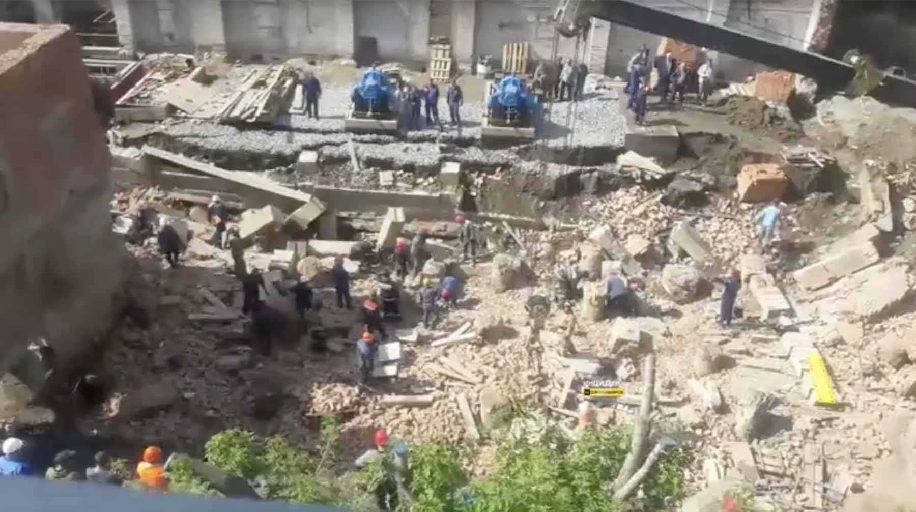 По предварительным данным, спасатели извлекли одного человека, под завалами остаются еще 11 человек Кадр: © vkontakte / Инцидент Новосибирск