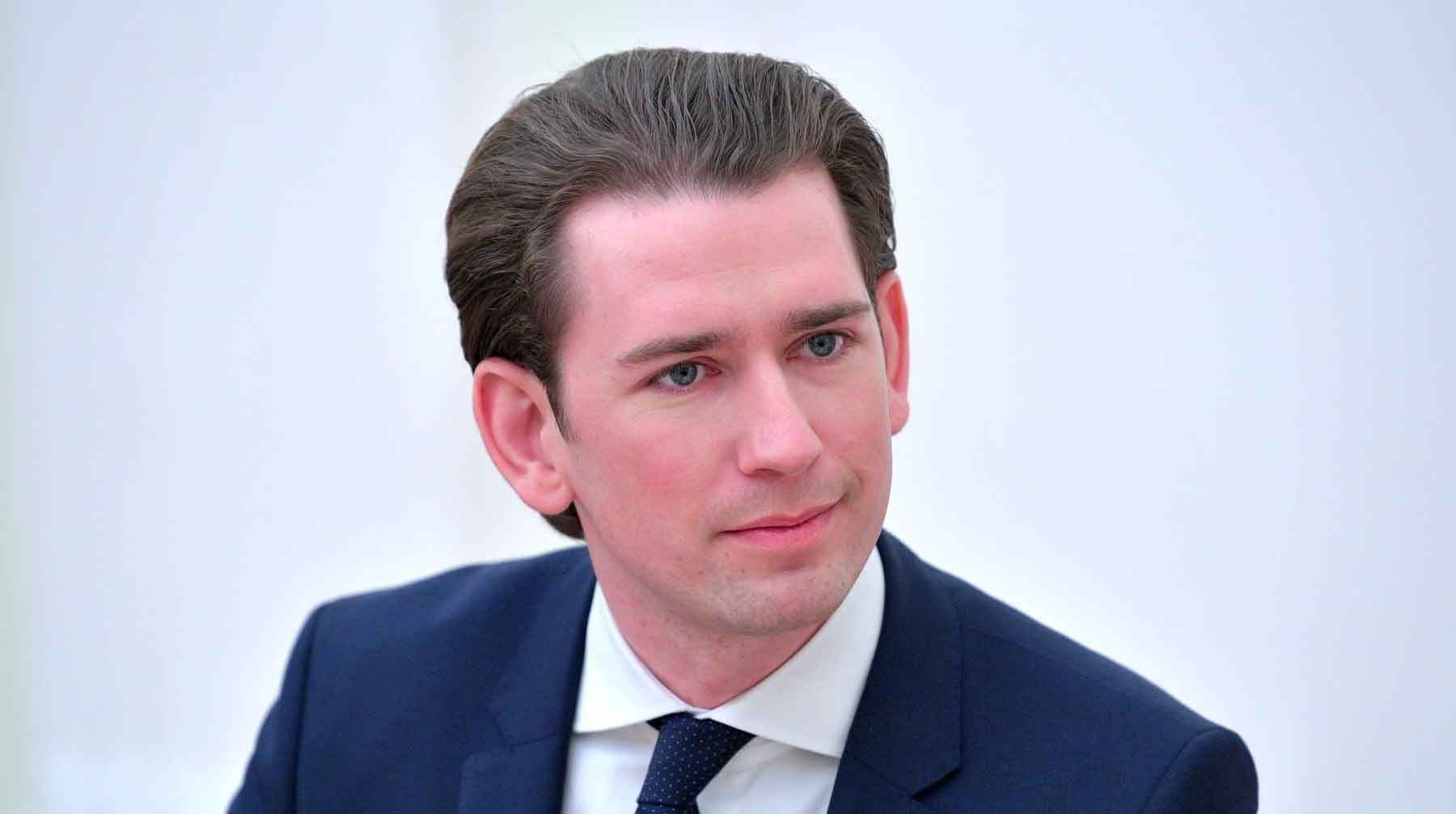 Австрийский канцлер Бригитте Бирляйн поздравила лидера Австрийской народной партии с победой его политической силы Себастьян Курц