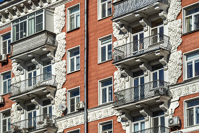 Ранее в МЧС пояснили, что закон не запрещает курить на балконе, если это не создает угрозы пожара Фото: © Konstantin Kokoshkin
