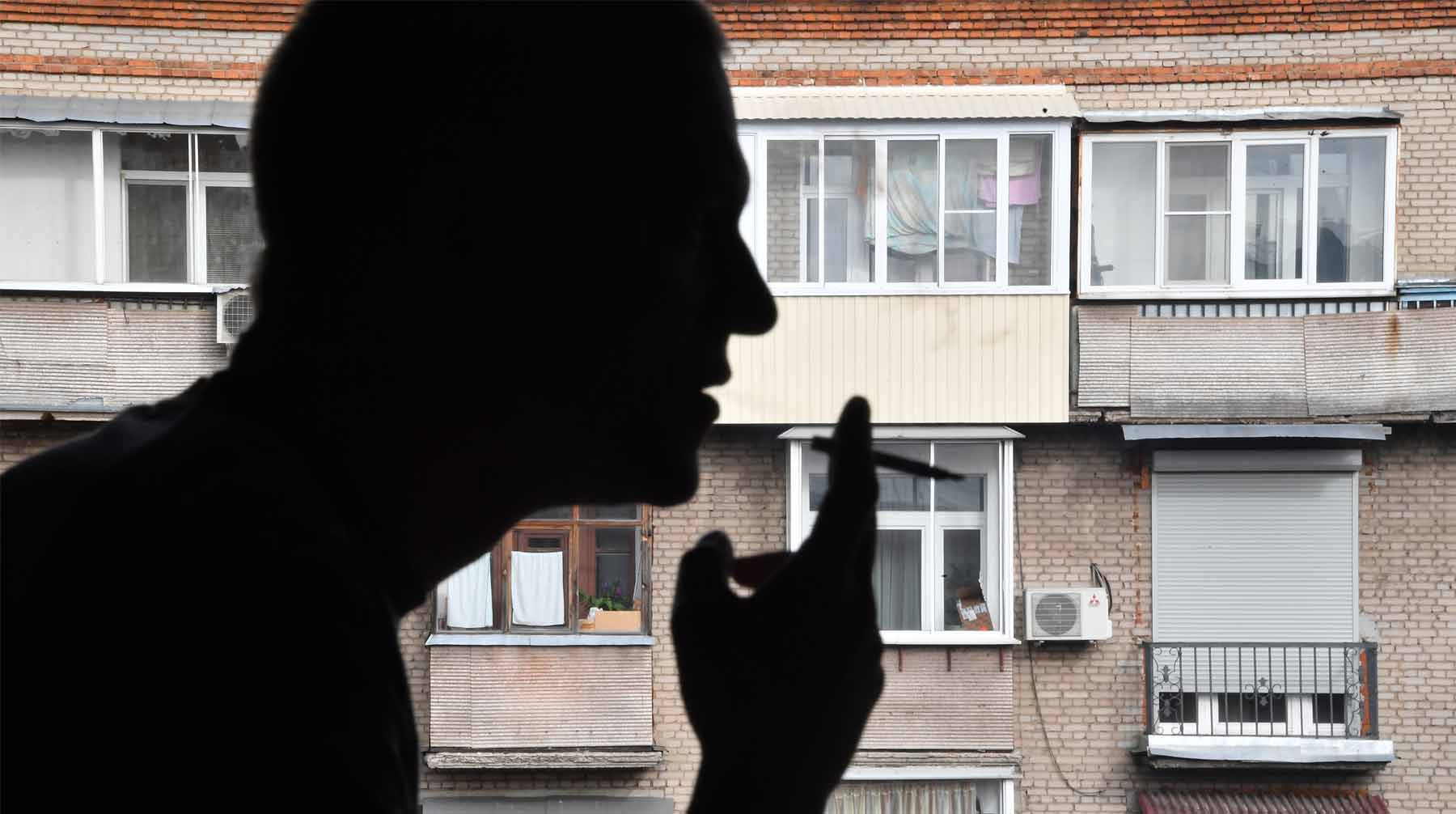 Вышла покурить на балкон. Мужик курит на балконе. Курение на балконе. Курящий человек на балконе. Человек с сигаретой на балконе.