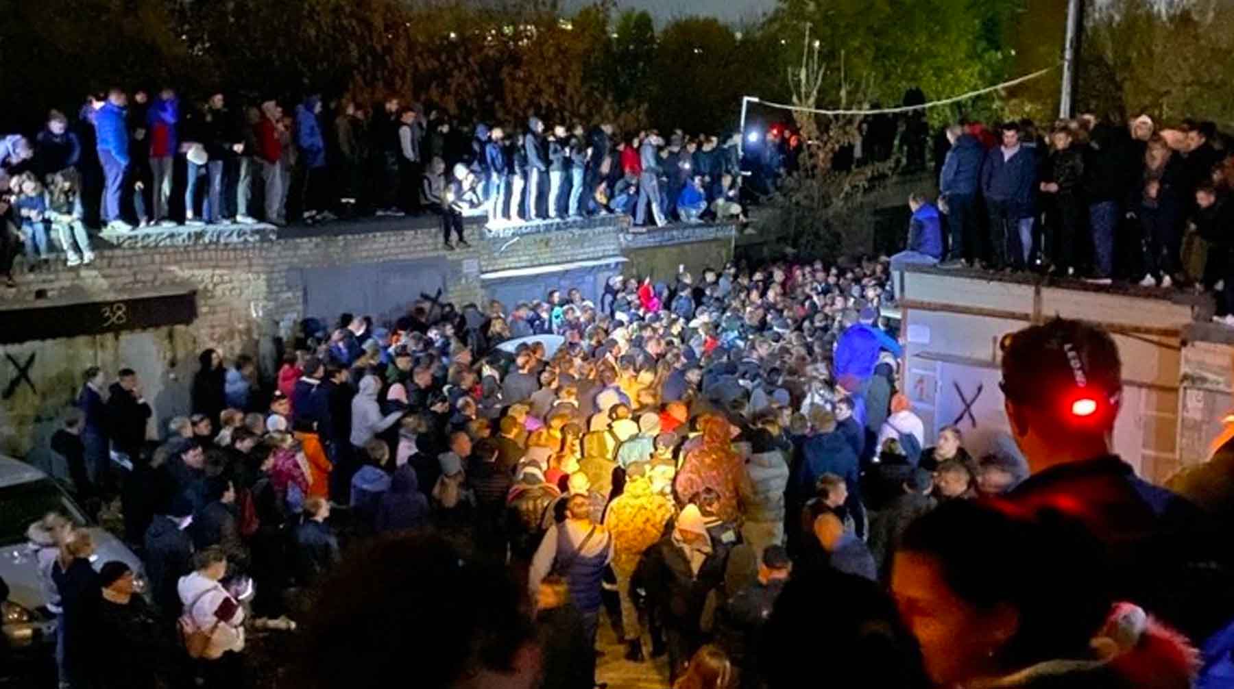 Полиция была вынуждена применить слезоточивый газ, чтобы остановить митингующих, собравшихся на месте убийства Лизы Киселевой Фото: © vk.com / Алексей Краницкий