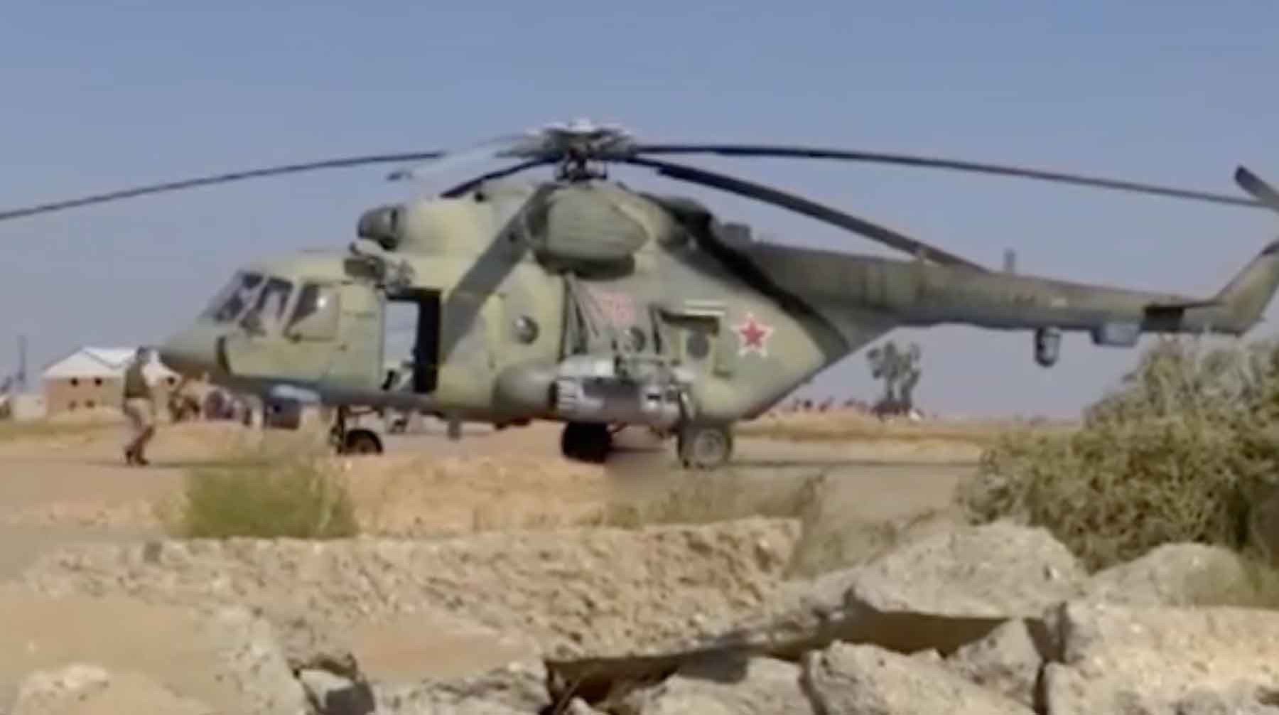 Вертолеты ВКС РФ заняли бывшую базу США в Сирии — видео