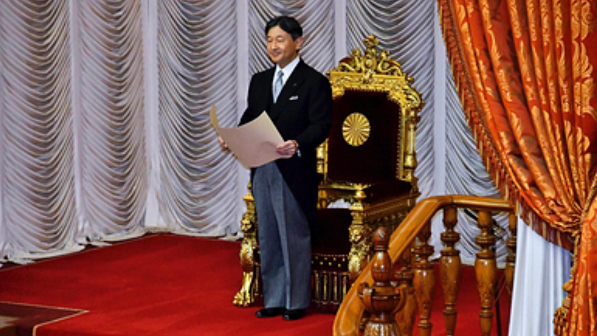Церемония интронизации прошла в Императорском дворце в Токио Нарухито