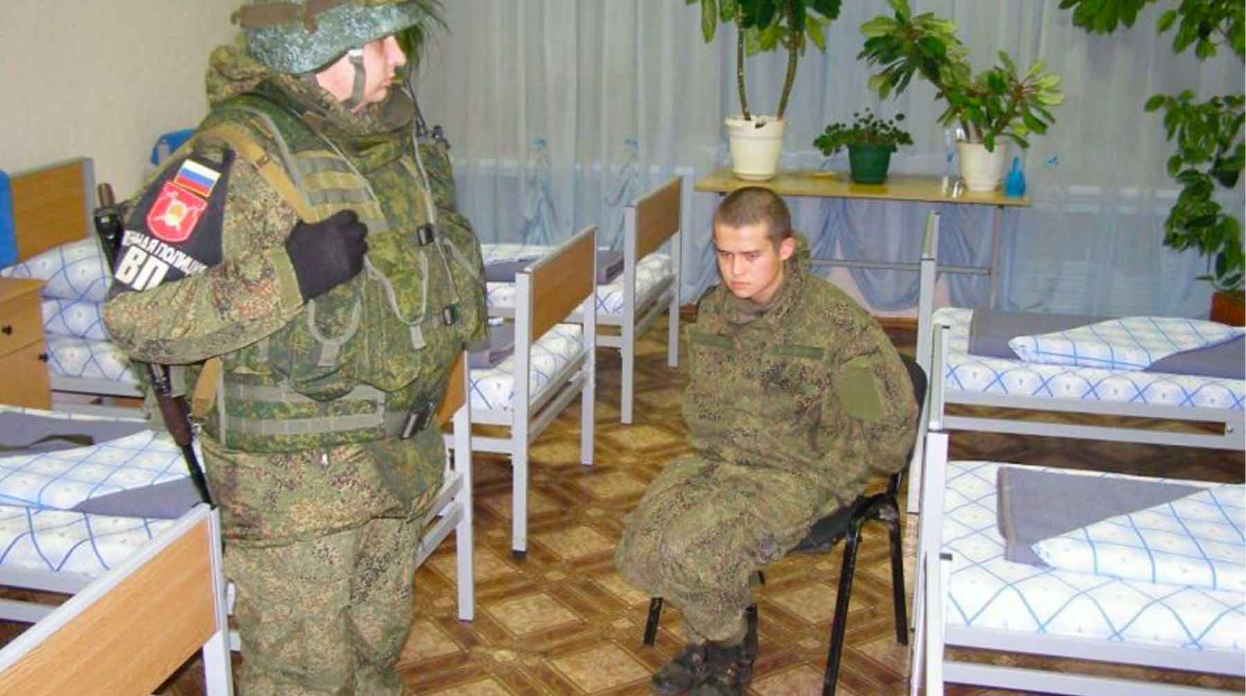 Рамиль Шамсутдинов убил своих сослуживцев Рамил Шамсутдинов (справа)