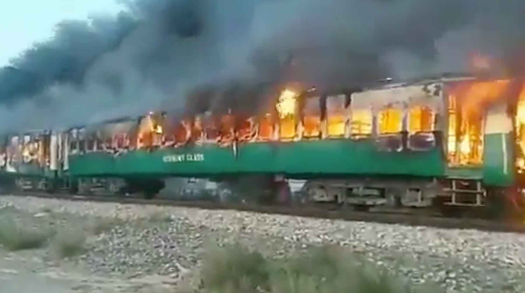 В Пакистане при пожаре в пассажирском поезде погибли 64 человека