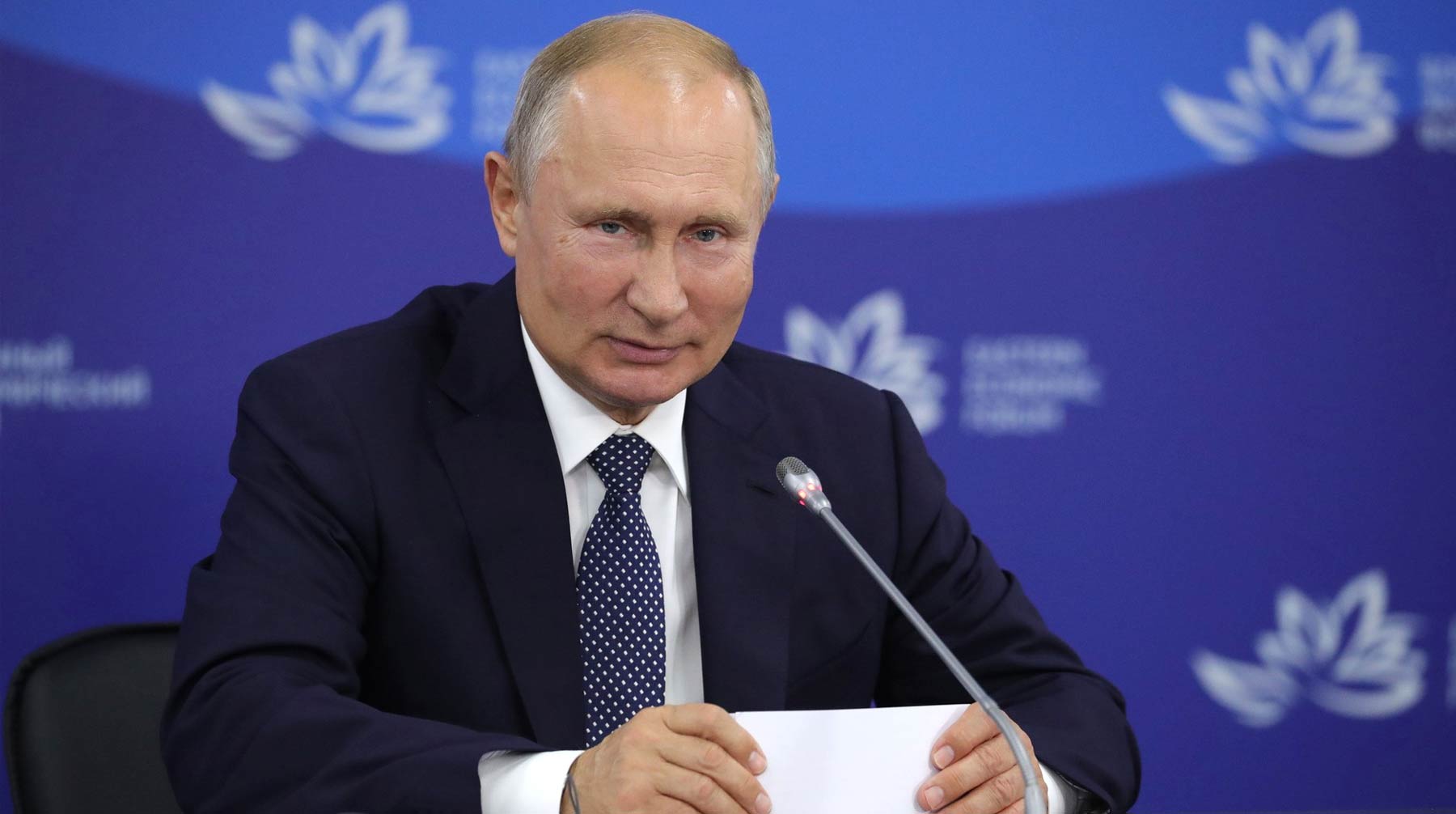 Владимир Путин — исполнительный, дисциплинированный и добросовестный сотрудник, указано в документе Фото: © Global Look Press