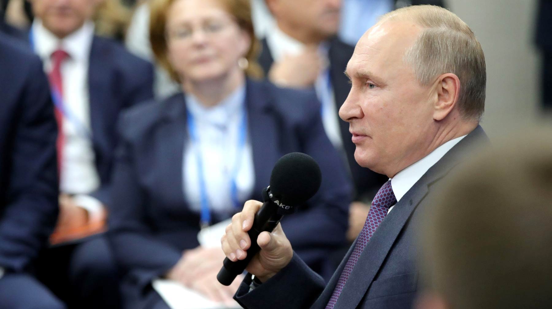 По мнению президента России, надо избегать вульгарного упрощенчества в пунктуации или орфографии Фото: © Global Look Press