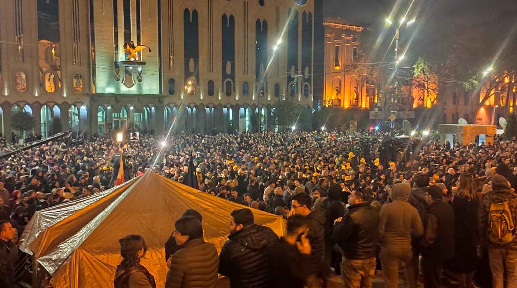 Митингующие пытаются не допустить работы законодателей Фото: © telegram / Николай Левшиц