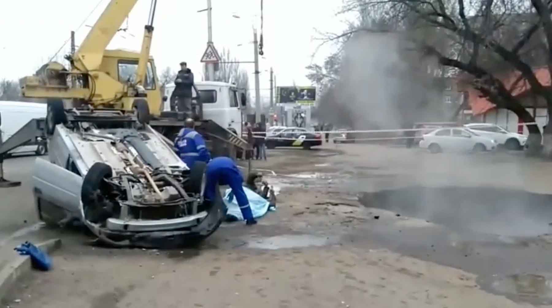 По словам очевидцев, мужчины были придавлены машиной Кадр: © youtube.com / Пенза Взгляд