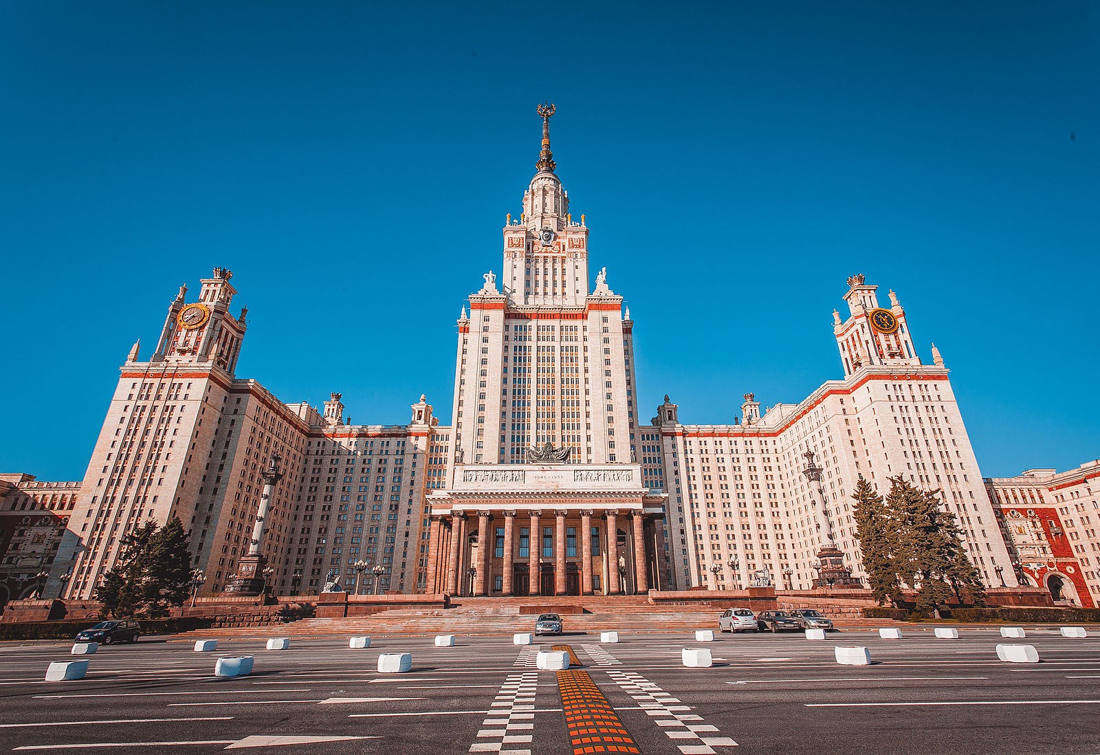 Фото университета. Институт МГУ В Москве. Здание МГУ В Москве. МГУ Ломоносова факультеты. Часы на здании МГУ им Ломоносова Москва.