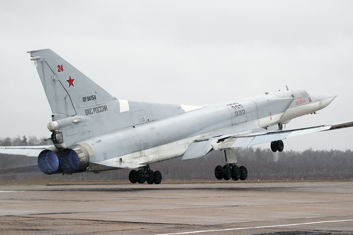 Экипаж отвел ракетоносец Ту-22М3 от населенного пункта и совершил посадку на грунт Фото: © GLOBAL LOOK press