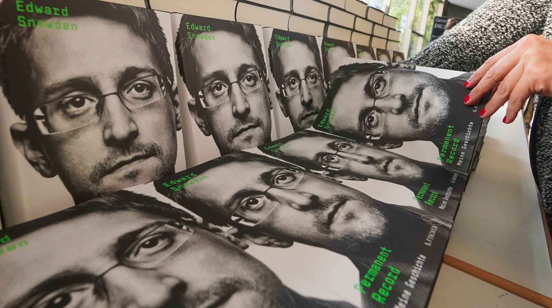 Dailystorm - Власти США через суд получили право на доходы от продажи книги Сноудена