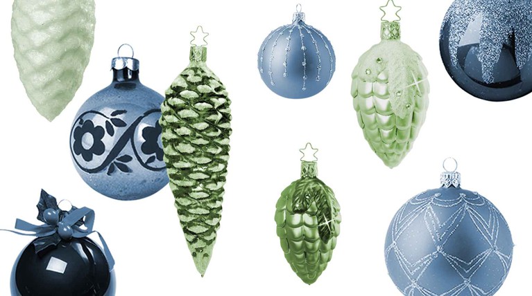 Шишки, куклы и логомания: 30 дизайнеров и модных домов украсили новогодние елки в центре Москвы