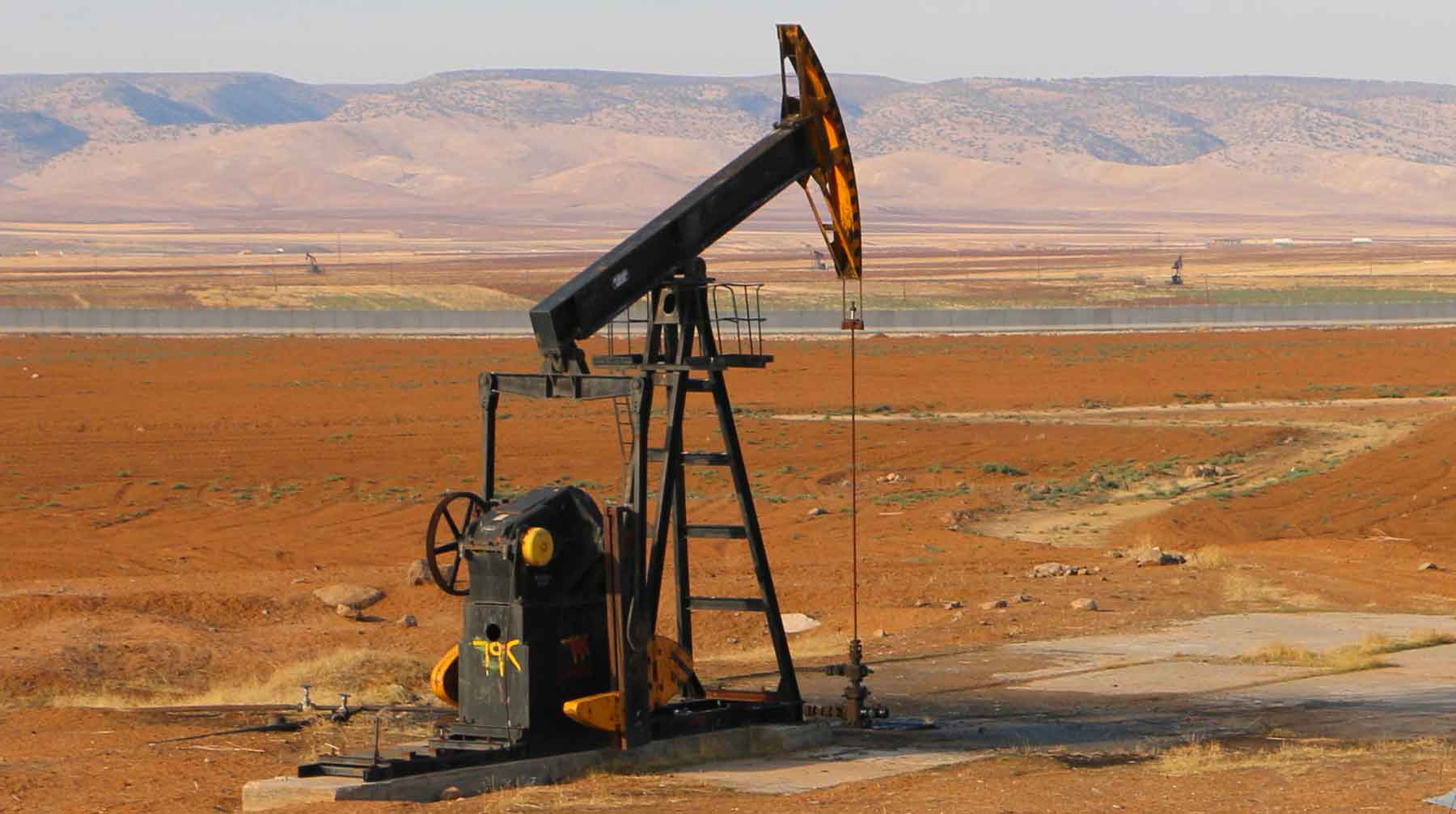 Производители нефти в африке. Добыча нефти в Ливии. Нефтяные вышки в пустыне. Разведка месторождений нефти. Нефтяные вышки в Африке.