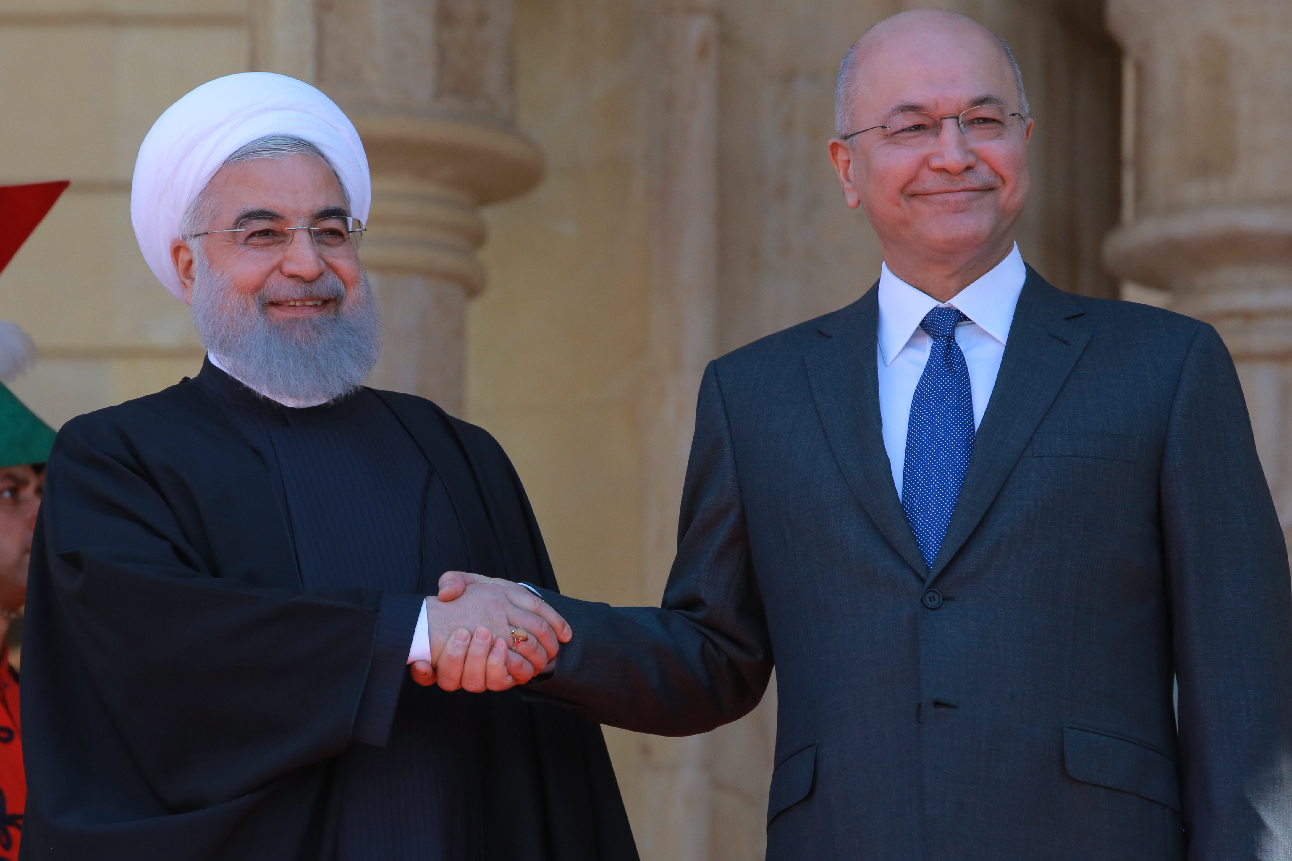 Глава государства решил покинуть пост из-за недоговоренности между партиями о кандидатуре нового премьер-министра Президент Ирака Бархам Салех (справа) с президентом Ирана Хасан Рухани (слева)