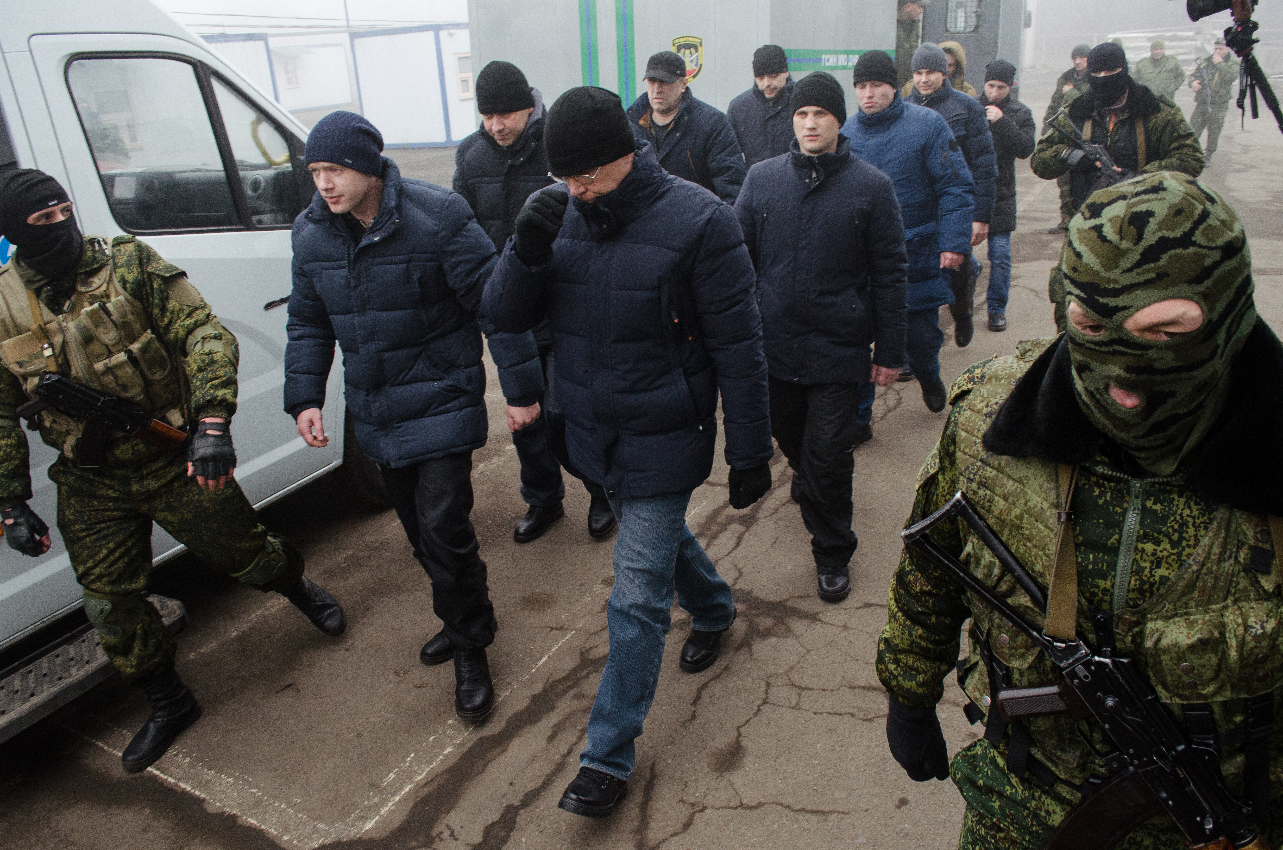 Автозаки с удерживаемыми в ДНР и ЛНР лицами уже проехали на подконтрольную Украине территорию Фото: © Global Look Press / Alexander Rekun