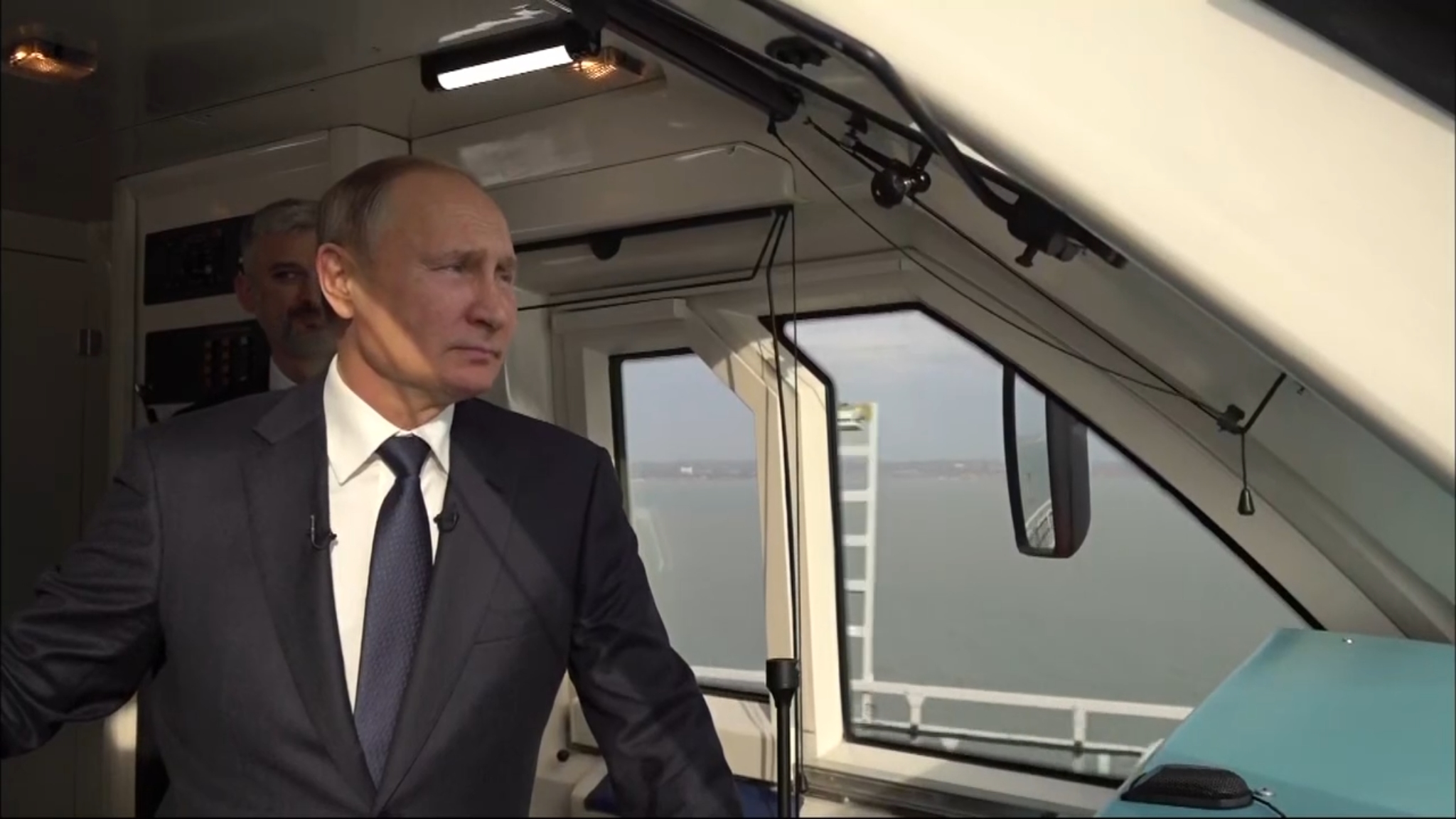 Президент РФ отметил, что транспортный переход через Керченский пролив построен по самым современным отечественным технологиям Фото: © Global Look Press