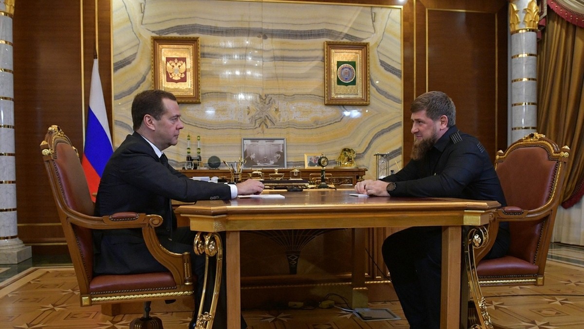 Сильнейшие политики россии. Рамзан Кадыров в кабинете.
