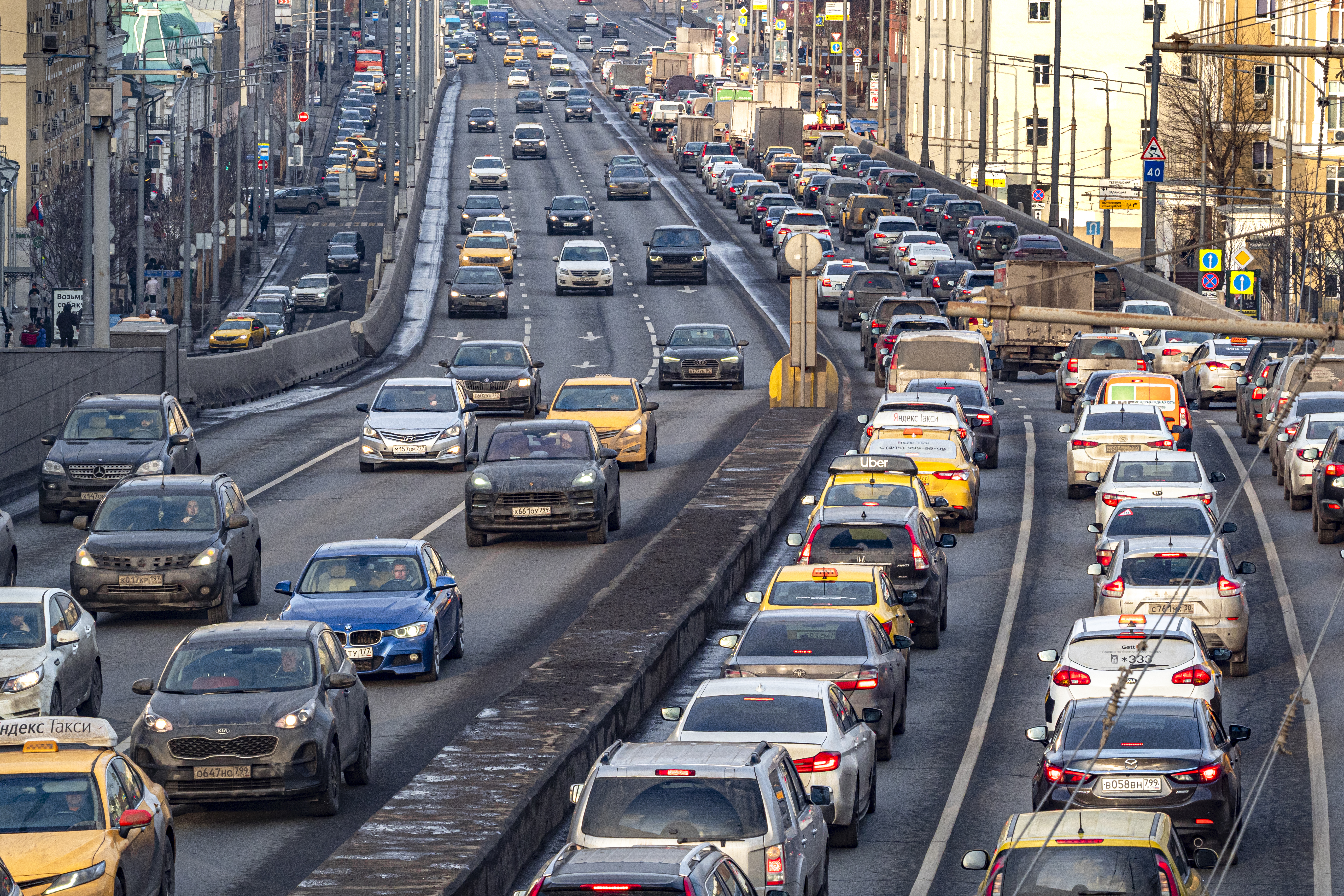 Эксперты отметили, что проблему повышенной загруженности парковочных мест необходимо начинать решать в ближайшее время Фото: © Global Look Press / Konstantin Kokoshkin