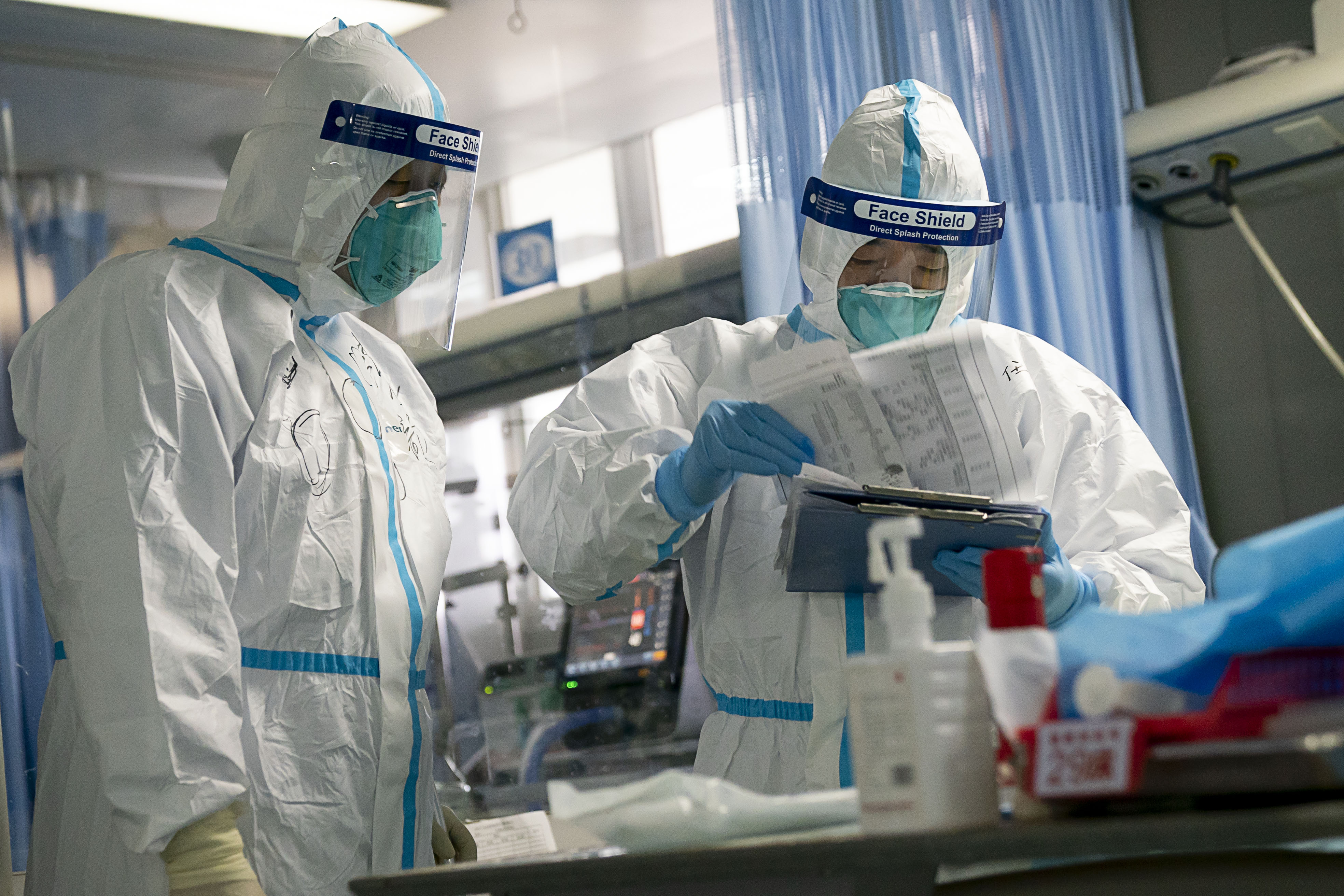 По последним данным, число зараженных пневмонией нового типа превысило 900 человек Фото: © Global Look Press / Xiong Qi