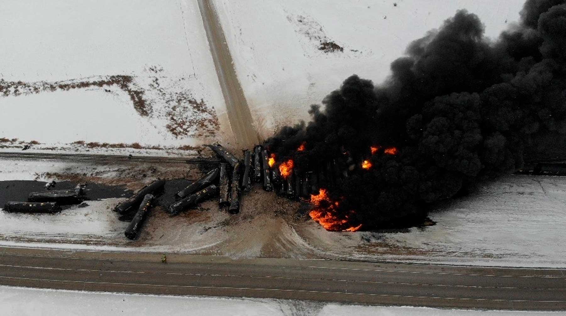 Dailystorm - В Канаде из-за загоревшегося поезда с нефтью эвакуировали 100 человек