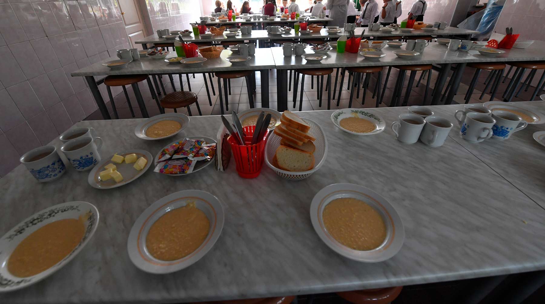 Учеников начальной школы не менее раза в день должны обязательно бесплатно кормить горячей пищей Фото: © Global Look Press / Komsomolskaya Pravda