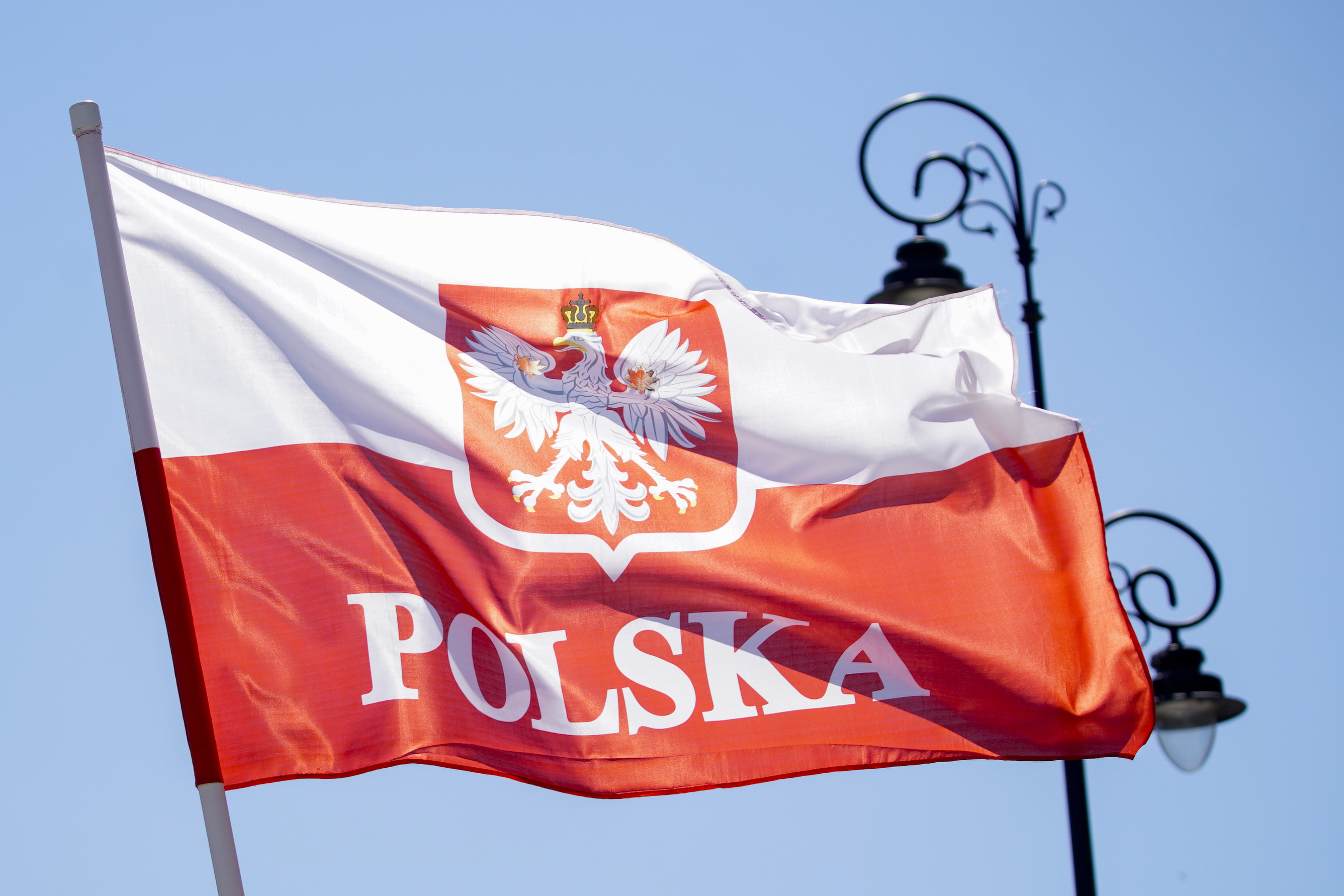 Поляки против россии. Польша флаг правительство. Польша против России. Флаг Польши и России. Российско польский флаг.