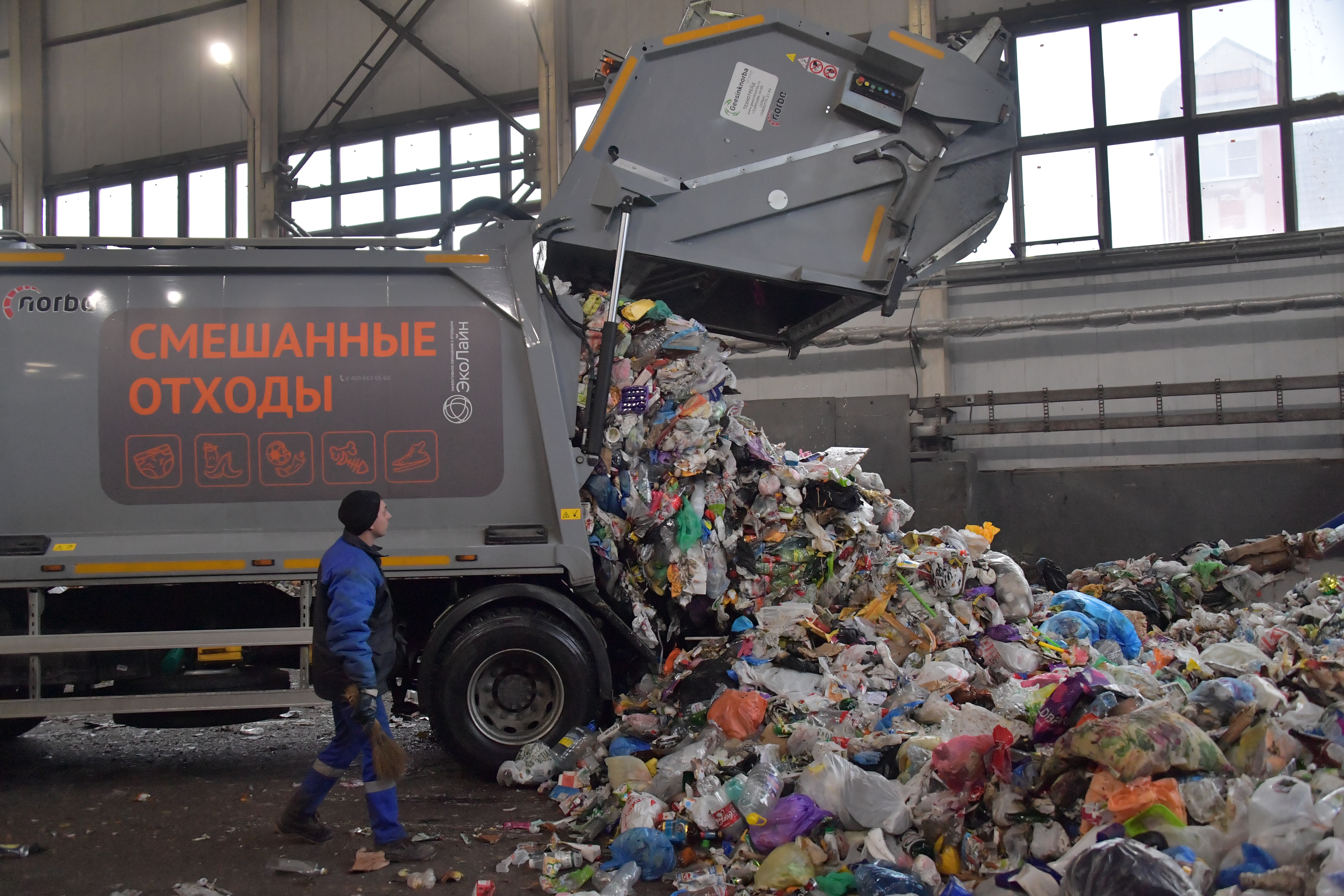 Правительство вместе с общественностью проконтролирует процесс утилизации ТКО Фото: © Global Look Press / Komsomolskaya Pravda