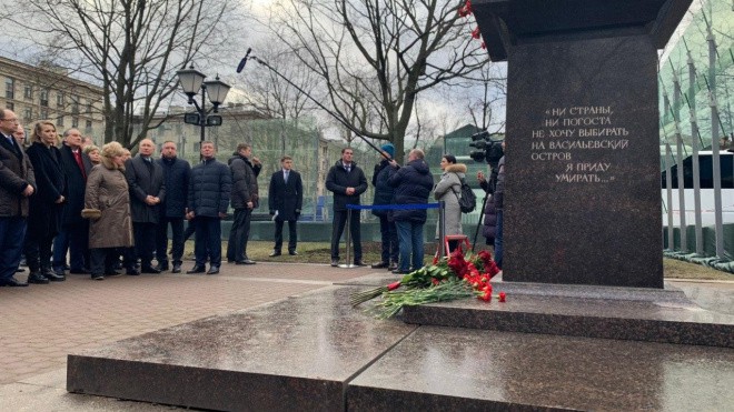 Dailystorm - Путин с Нарусовой возложили цветы к памятнику Собчака в Санкт-Петербурге