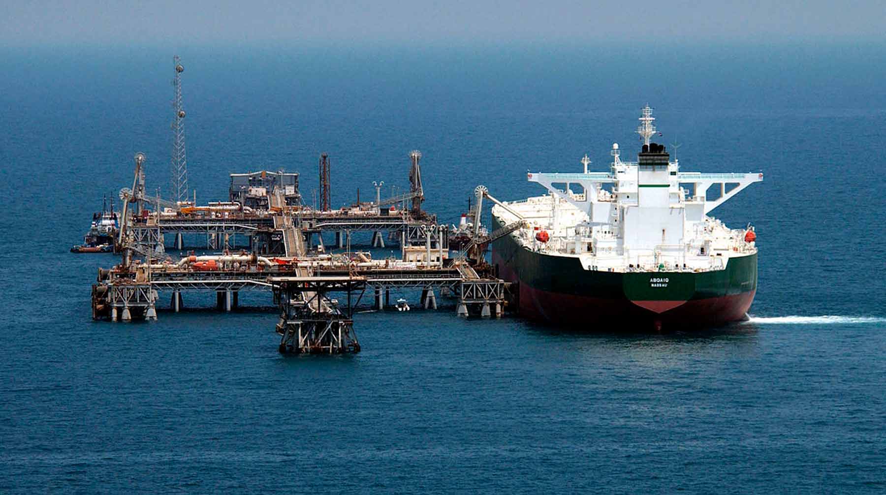 Эксперты полагают, что падение котировок усилилось на фоне роста геополитической напряженности между Россией и Турцией в Сирии Загрузка нефти в танкер
