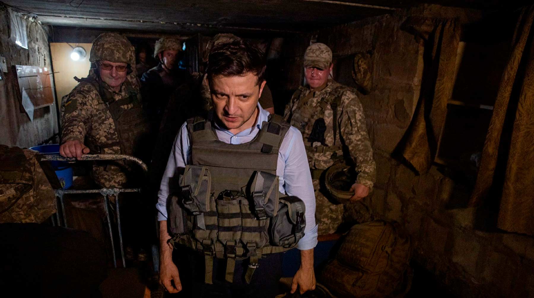 Президент Украины приехал на позиции добровольческих батальонов, чтобы обсудить с ними их быт, отвод войск и обстрелы Фото: © Global Look Press/ APUkraine/ twitter.com