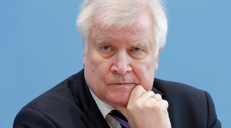 Глава МВД Германии испугался коронавируса и не стал пожимать Меркель руку — видео — Daily Storm