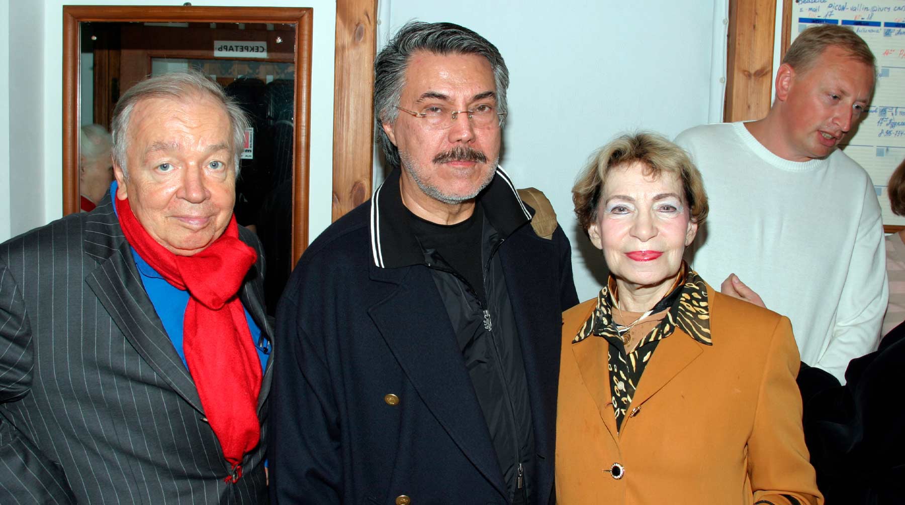 Рустам Хамдамов (посередине) с Андреем Вознесенским и Зоей Богуславской