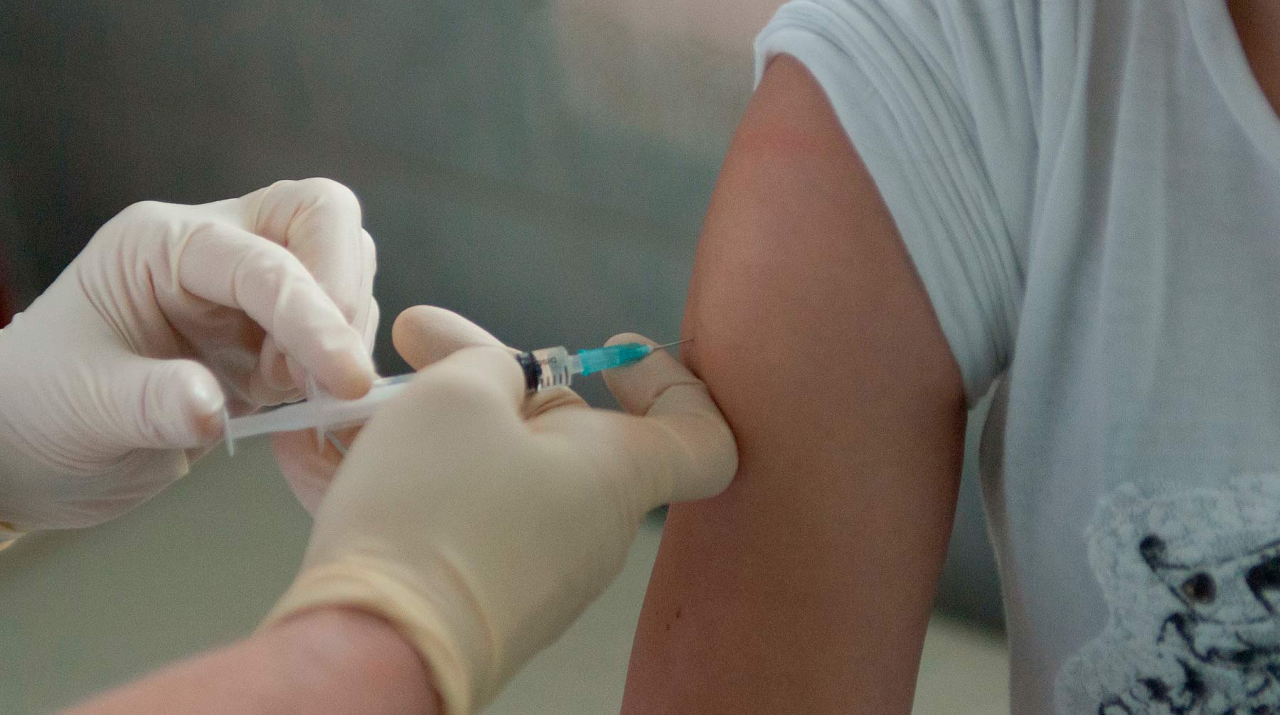 Причиной заболеваемости стал отказ родителей делать детям прививки, заявил член президиума РАЕН Виктор Зуев Фото: © Global Look Press / Mikhail Pletsky