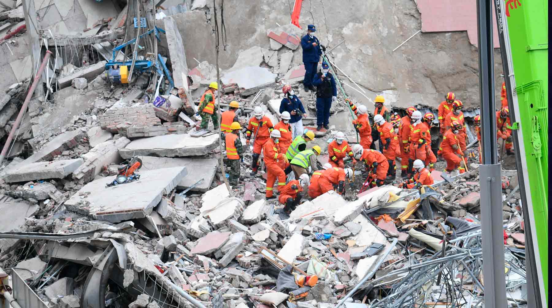 Под завалами здания гостиницы остается 10 человек Фото: © Global Look Press / Lin Shanchuan