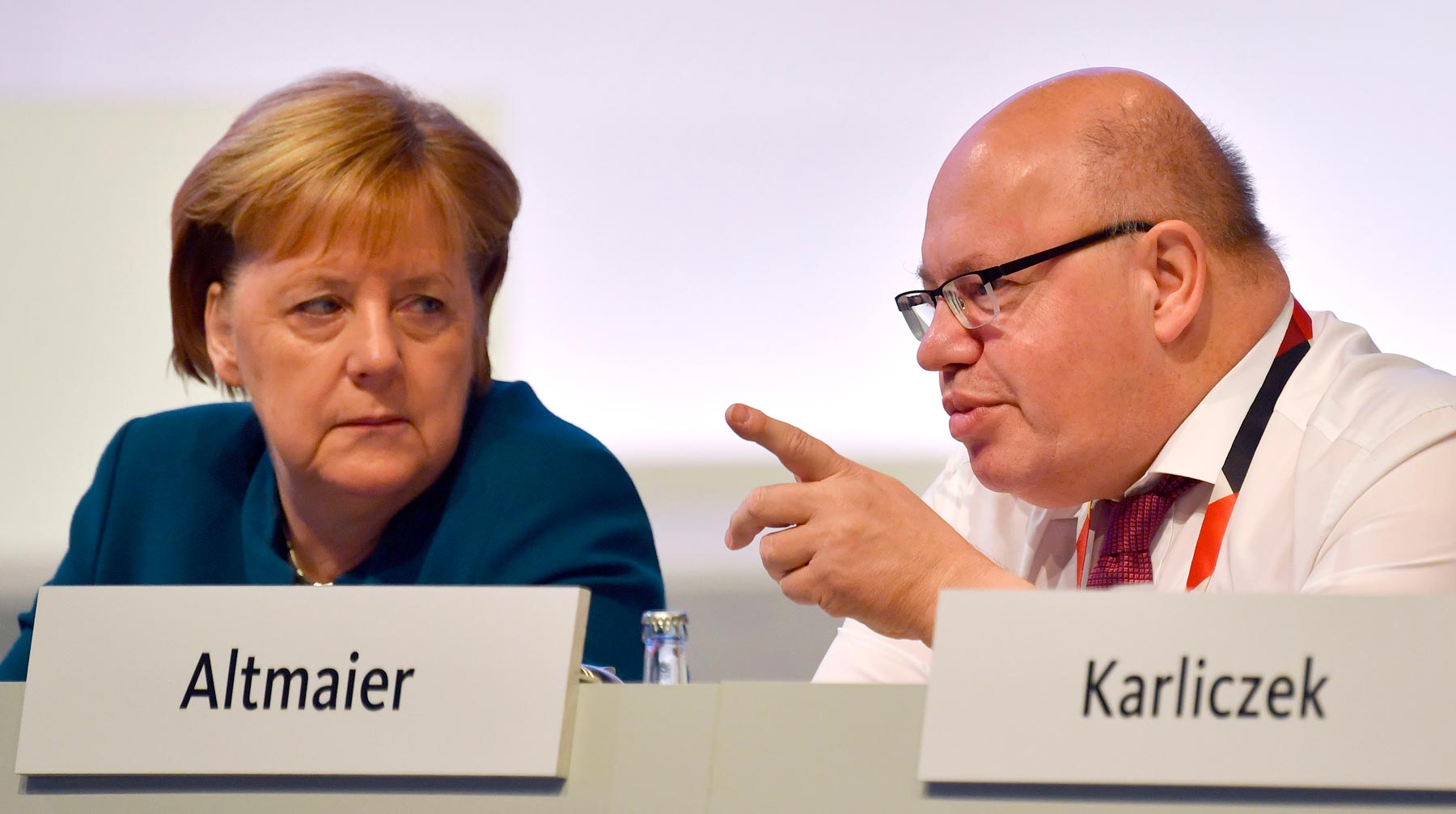 Власти намерены поддержать фирмы, испытывающие трудности Канцлер ФРГ Ангела Меркель и министр экономики страны Петер Альтмайер