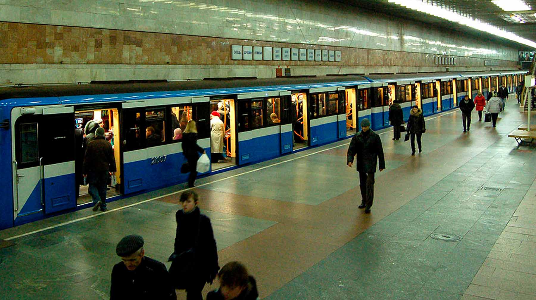 Президент Украины также поручил приостановить железнодорожное, автобусное и авиационное сообщение внутри страны Фото: © Википедия