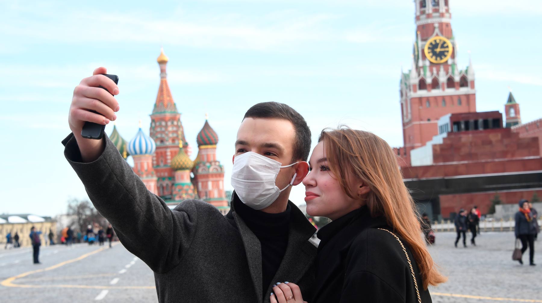 Послан человек из москвы. Москва люди. Люди в масках на красной площади. Москва красная площадь люди. Люди в масках Москва.