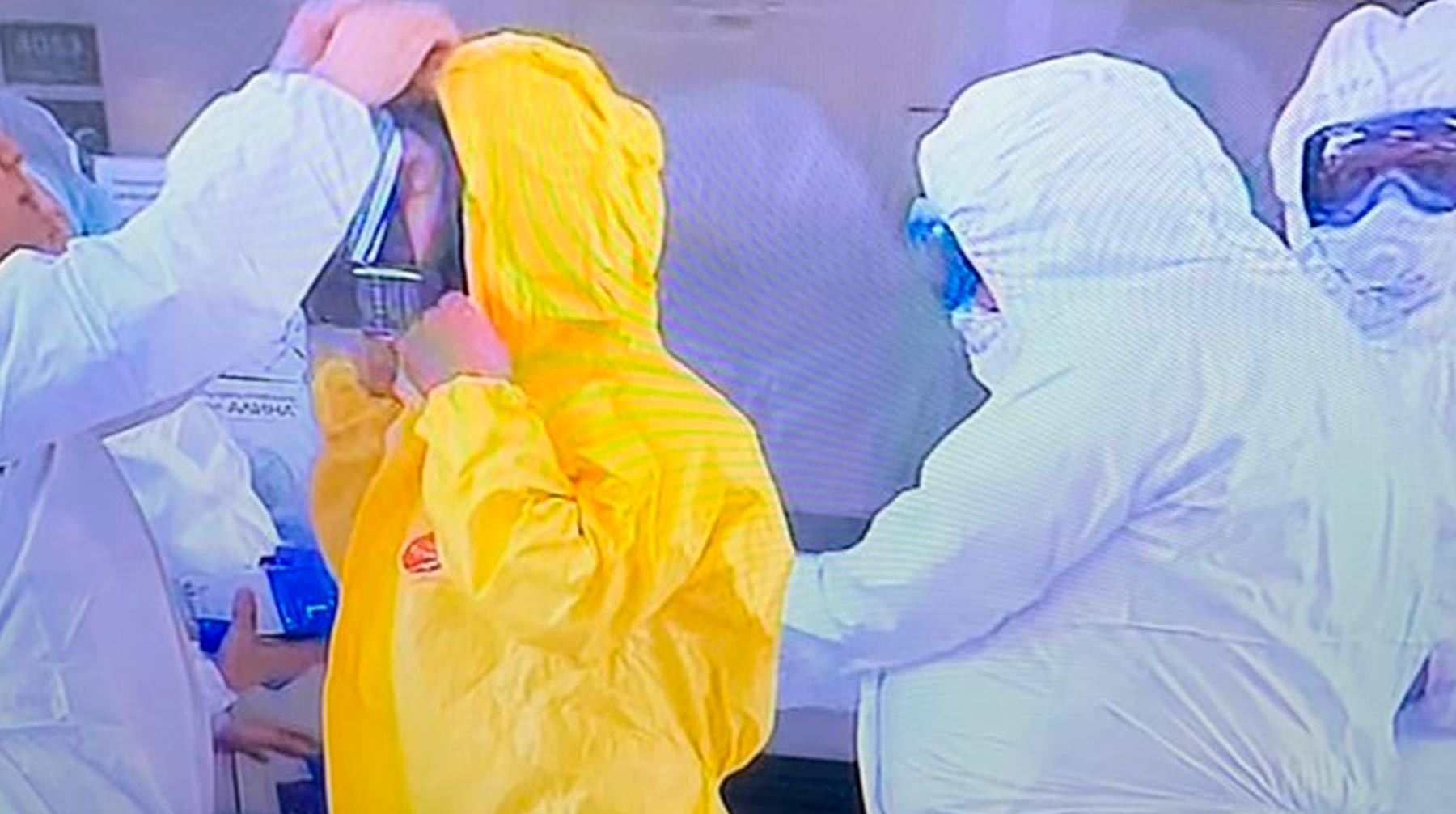 Путин примерил костюм бактериологической защиты в Коммунарке
