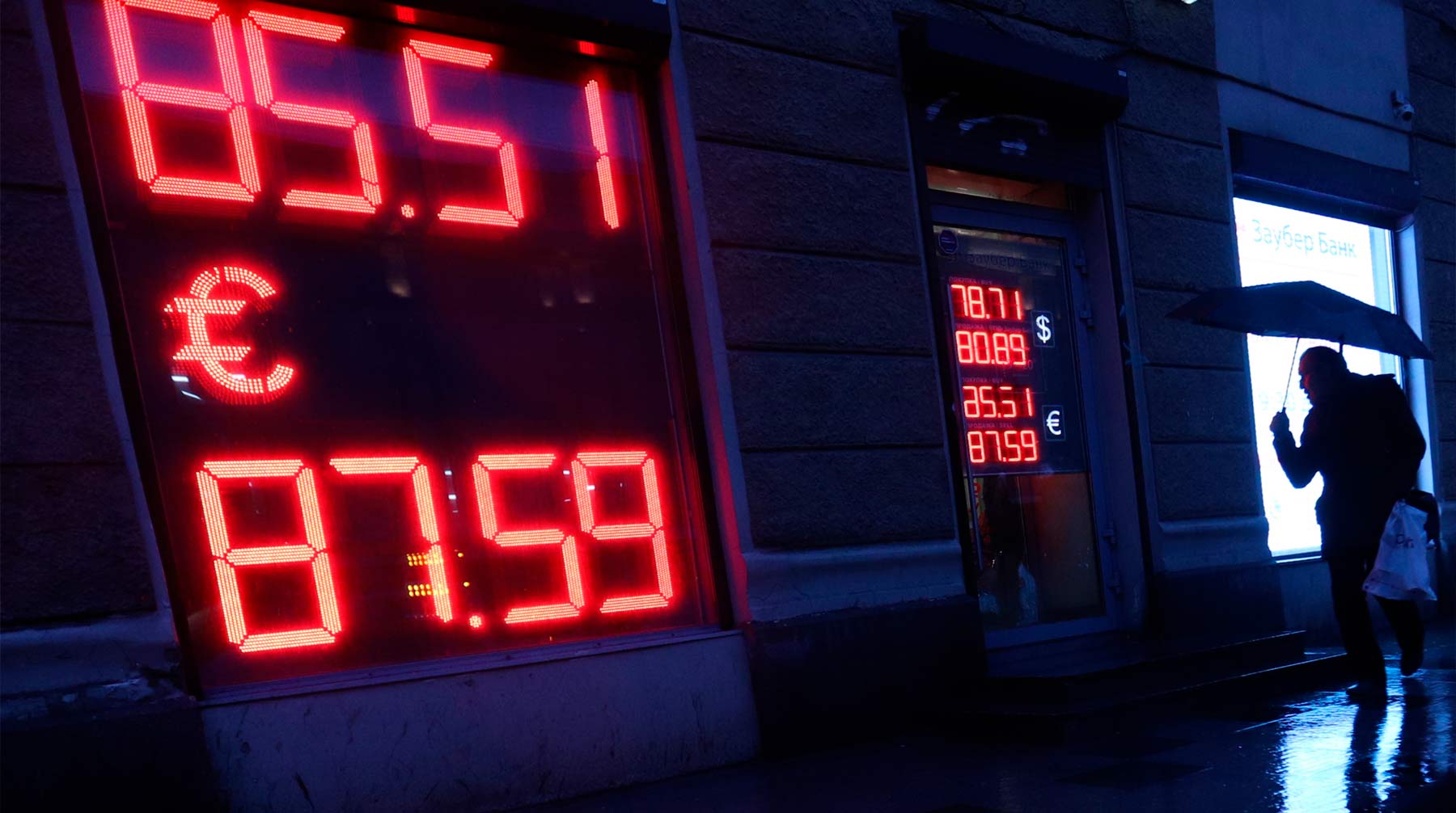 Курс доллара снизился на 1,1% и составил 78,5 рубля, курс евро упал на 0,5% — до 85,1 рубля Фото: © Global Look Press / Sergei Mikhailichenko