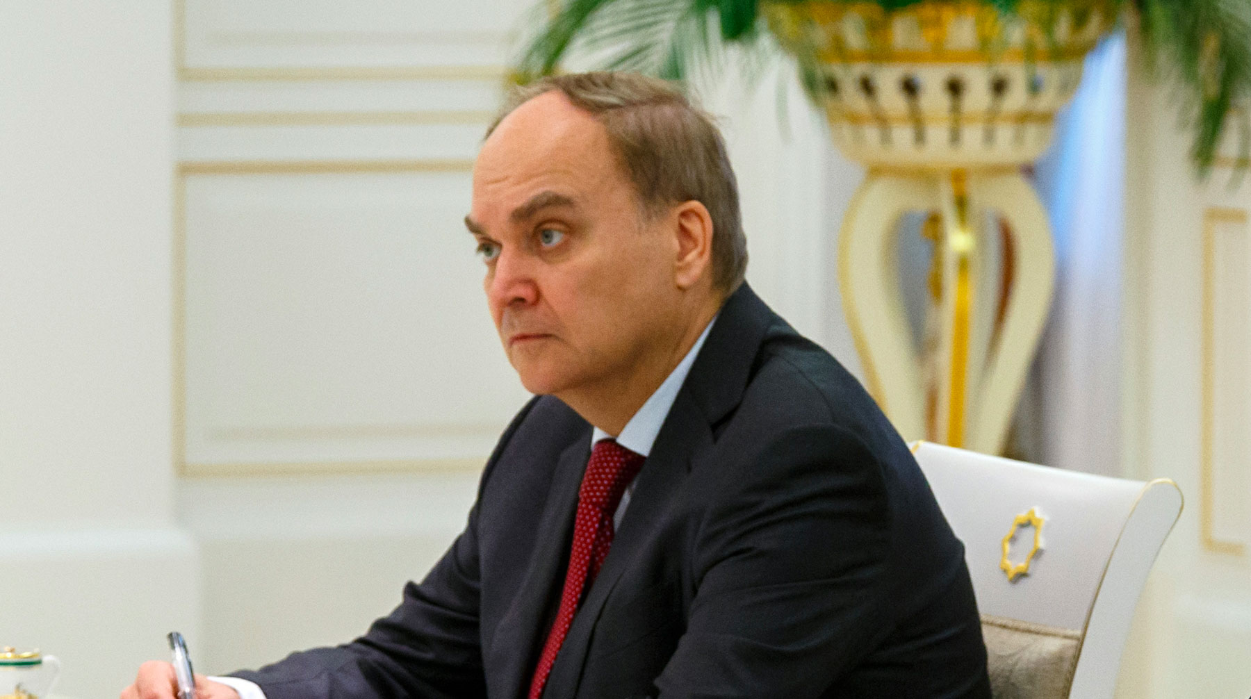 Правительство России эффективно ограничило распространение вируса, отметил дипломат Анатолий Антонов