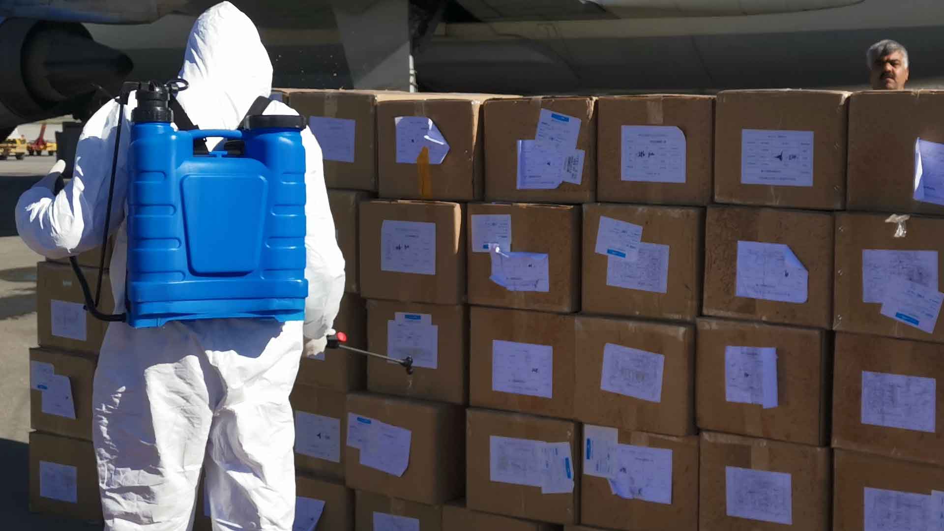 В гуманитарный груз вошли инфракрасные термометры, маски, респираторы и защитные костюмы Фото: © GLOBAL LOOK press / Zou Delu